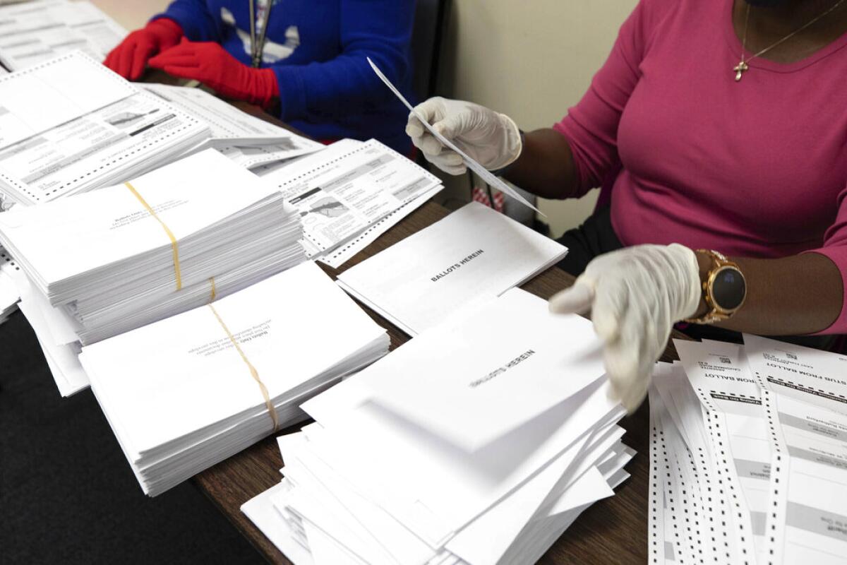 Trabajadores electorales preparan boletas de voto