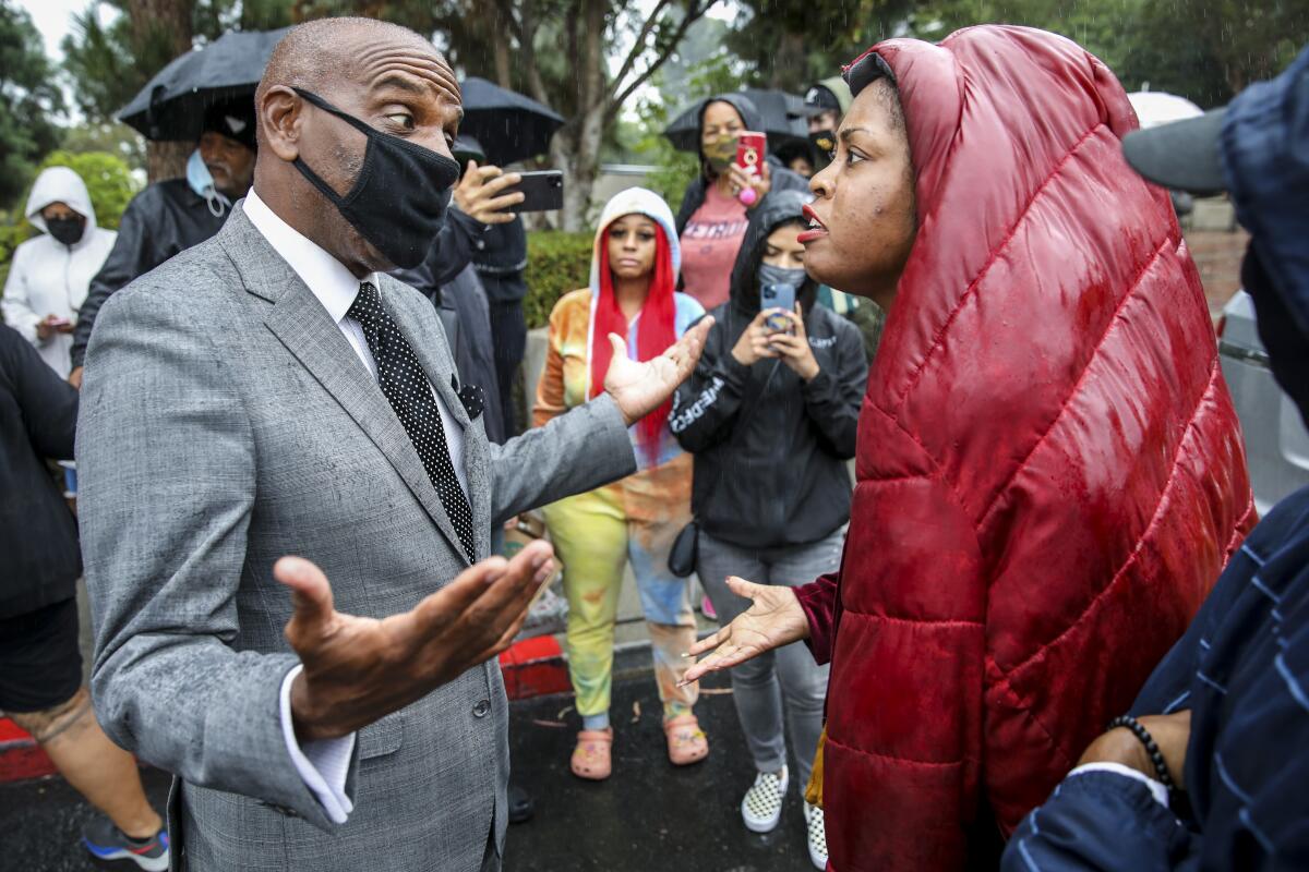 Resident Brandi Murdock speaks with state Sen. Steven Bradford about the continuing foul odor in Carson.