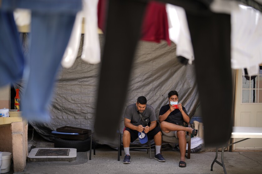 Dos nicaragüenses aguardan solicitar asilo en Estados Unidos en un albergue para migrantes
