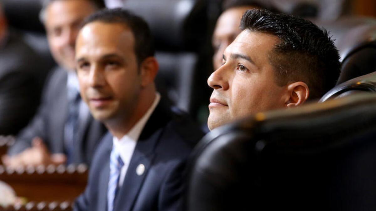 Felipe Fuentes, concejal de la ciudad de Los Ángeles, a la derecha, aparece sentado junto al también concejal Mitchell Englande. Fuentes, anunció el viernes que no correrá para un segundo término.