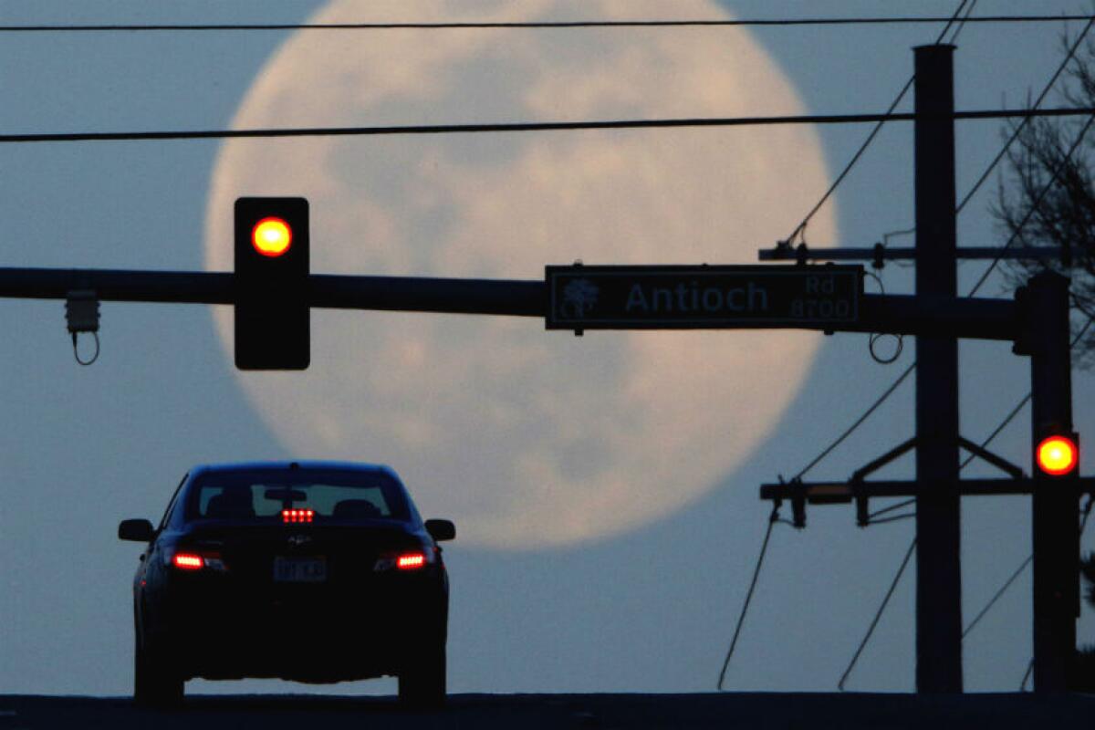 can u turn right on a red light in california