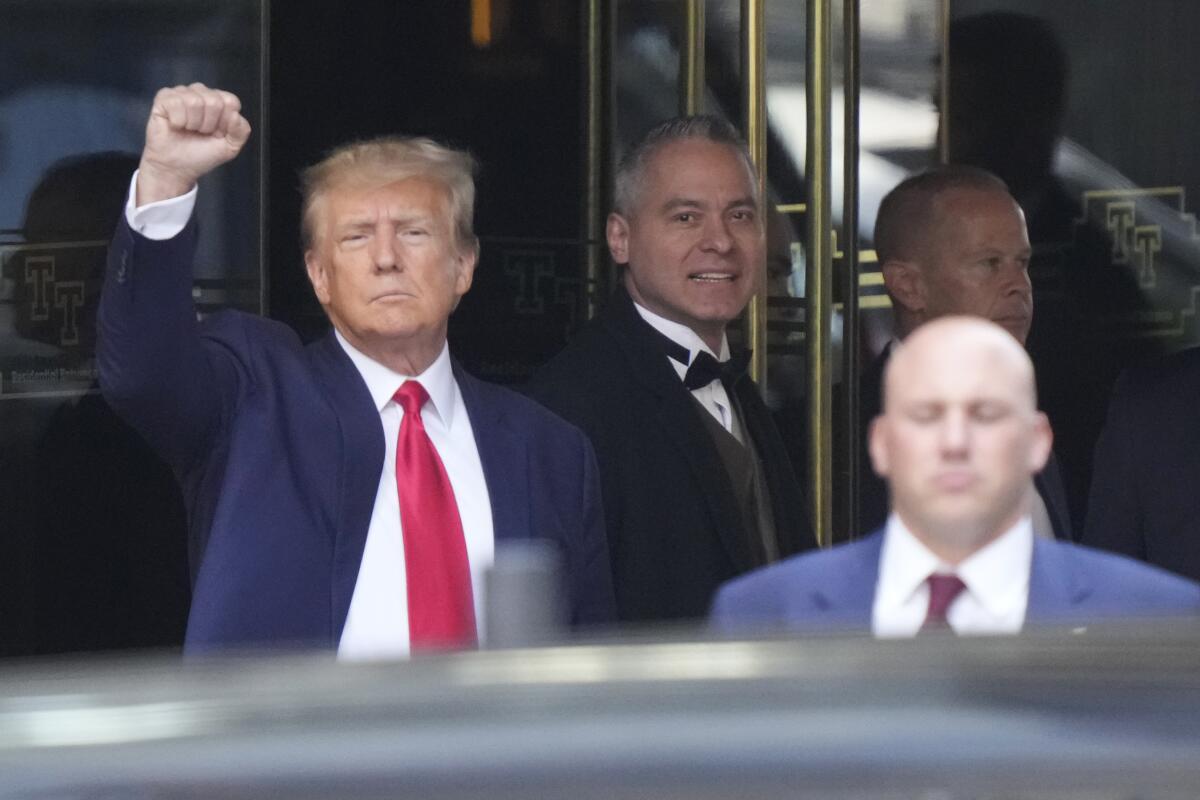 El expresidente Donald Trump sale de la Trump Tower en Nueva York, el martes 4 de abril de 2023.