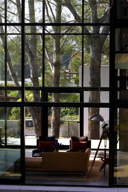Though banks of windows yield fine views of the ocean, the house also creates the wonderful effect of sitting in a forest. Operable glass doors slide away on both sides.