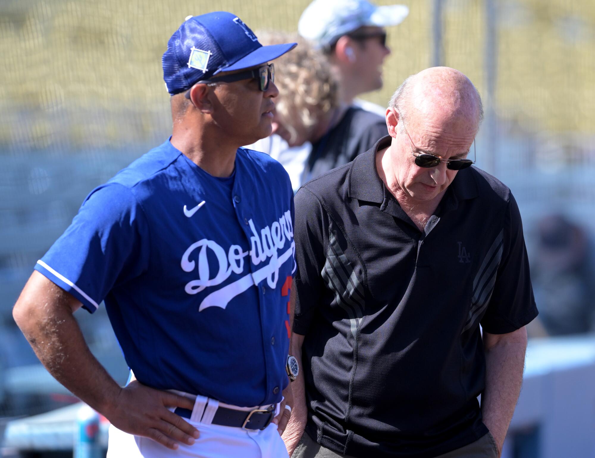 Dodgers manager Dave Roberts and Stan Kasten talk before a Freeway Series game.