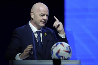 El presidente de la FIFA Gianni Infantino conduce el 78vo congreso de la Conmebol, en Luque, Paraguay, el jueves 11 de abril de 2024. (AP Foto/Jorge Saenz)