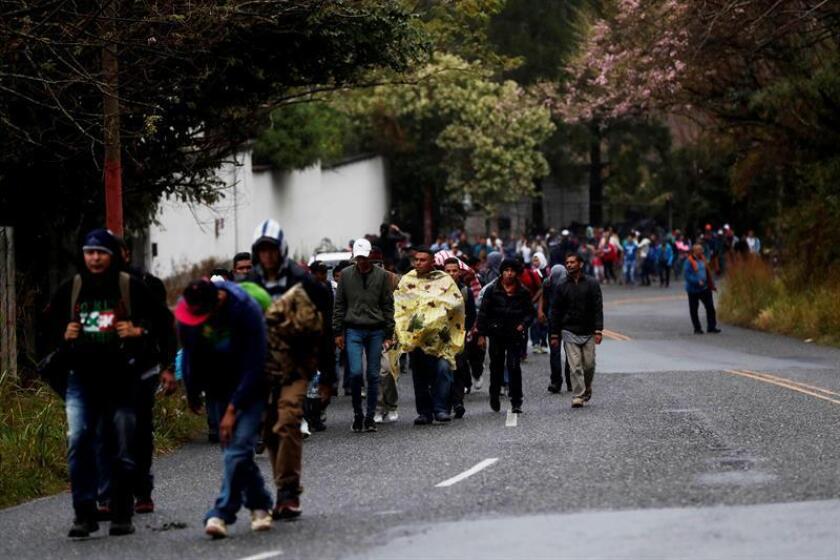 La caravana de migrantes hondureños que se dirige a Estados Unidos y que logró pasar con documentos la aduana de Agua Caliente, continúa hoy miércoles 16 de enero su caminata hacia Ciudad de Guatemala. EFE