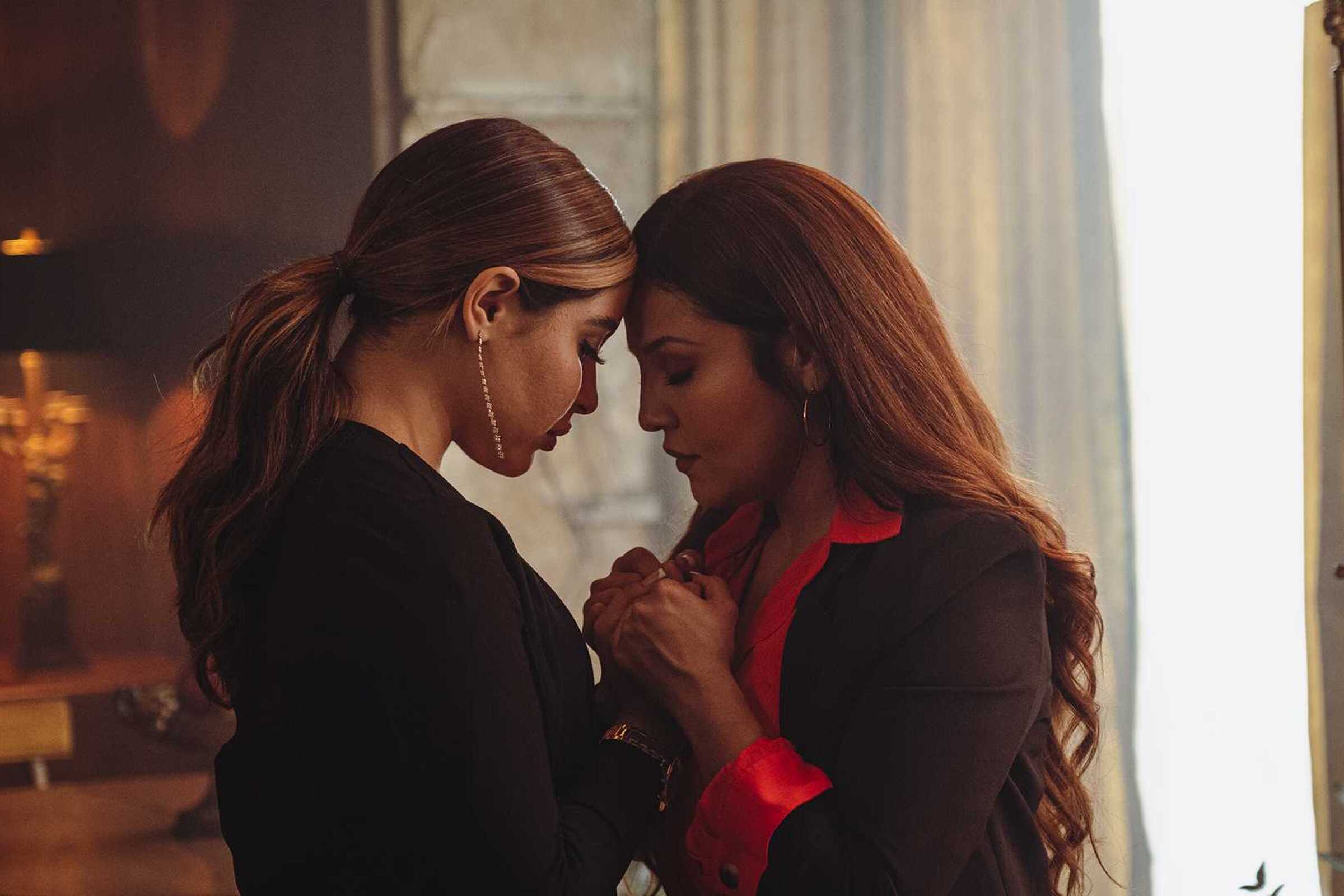 Annie González como Jenni Rivera y Cinthya Carmona como Chiquis en una escena de la película “Jenni”.