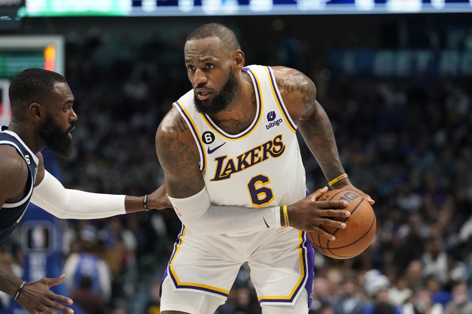 LeBron James has tendon injury in foot, will be reevaluated in three weeks