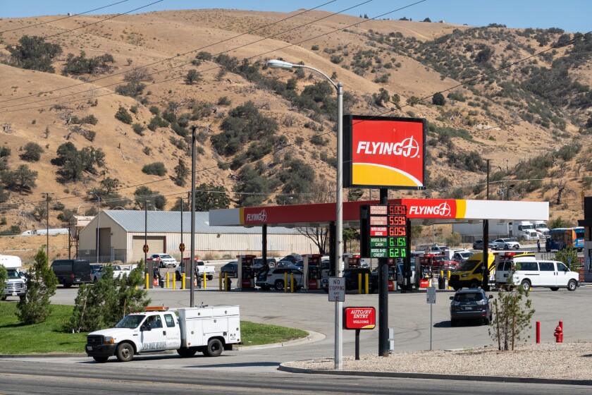 Le Flying J Travel Center, juste à l'ouest de l'autoroute 5 à Lebec.