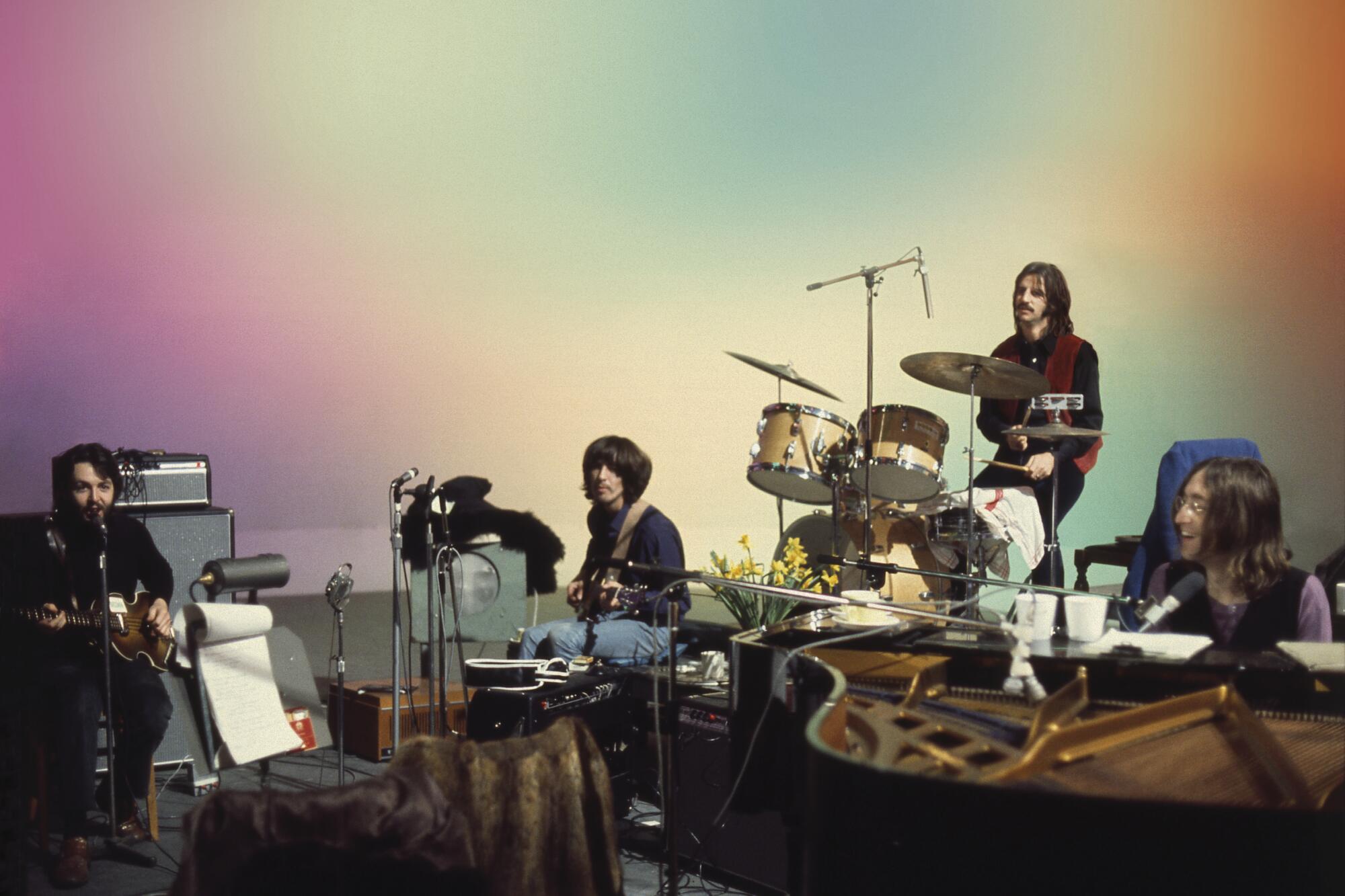 Paul McCartney, George Harrison, Ringo Starr y John Lennon en la serie "The Beatles: Get Back".