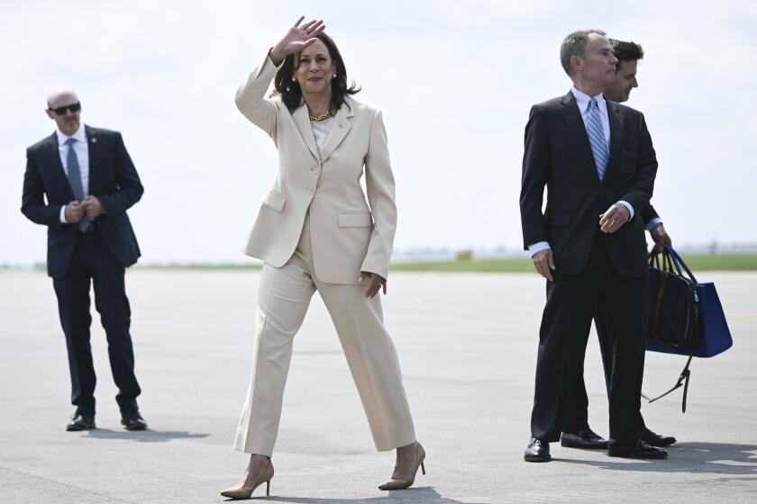 La vicepresidenta Kamala Harris llega al Aeropuerto Internacional de Indianápolis, el miércoles 24 de julio de 2024 en Indianápolis. (Brendan Smialowski/Pool via AP)