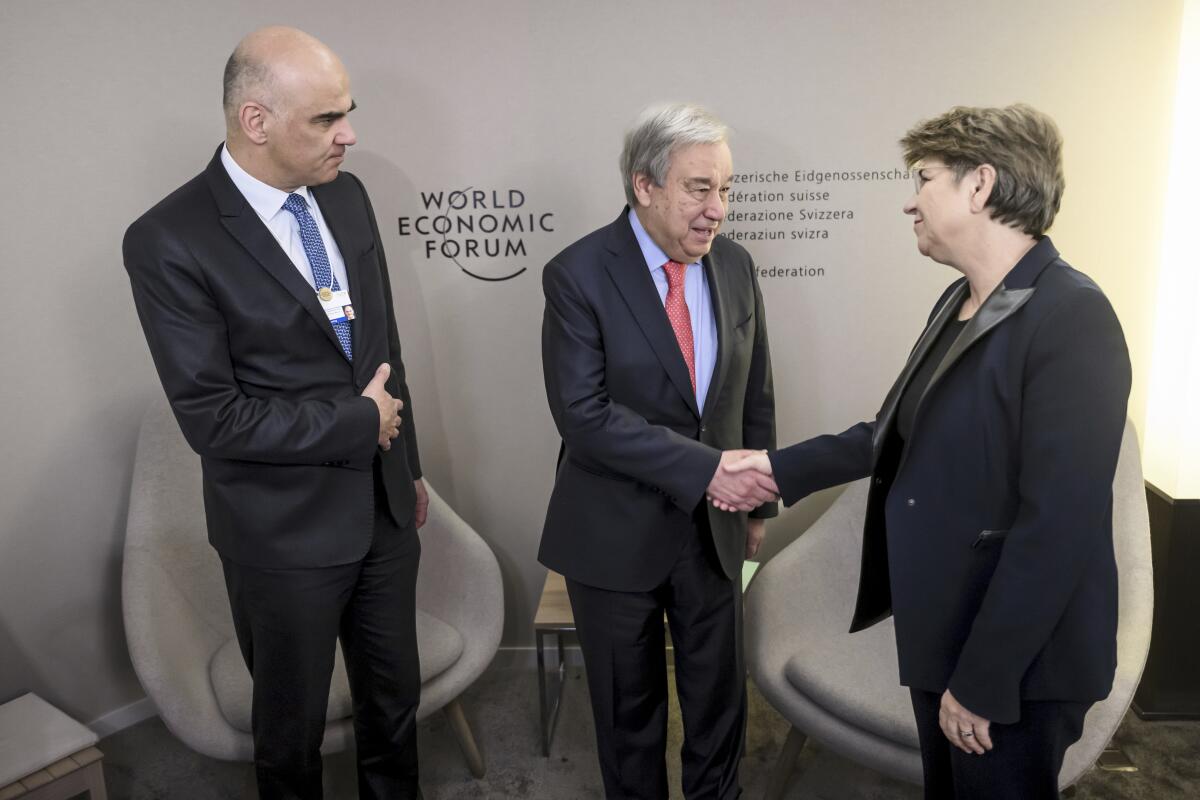 El presidente de Suiza, Alain Berset (izquierda), posa con el secretario general de Naciones Unidas, 