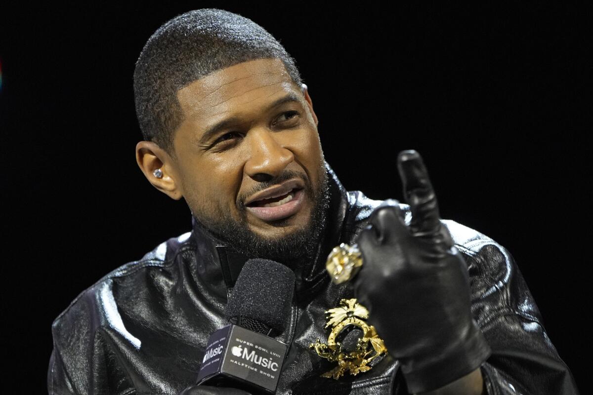 Usher habla en una conferencia de prensa previa al Super Bowl 58 de la NFL el jueves 8 de febrero de