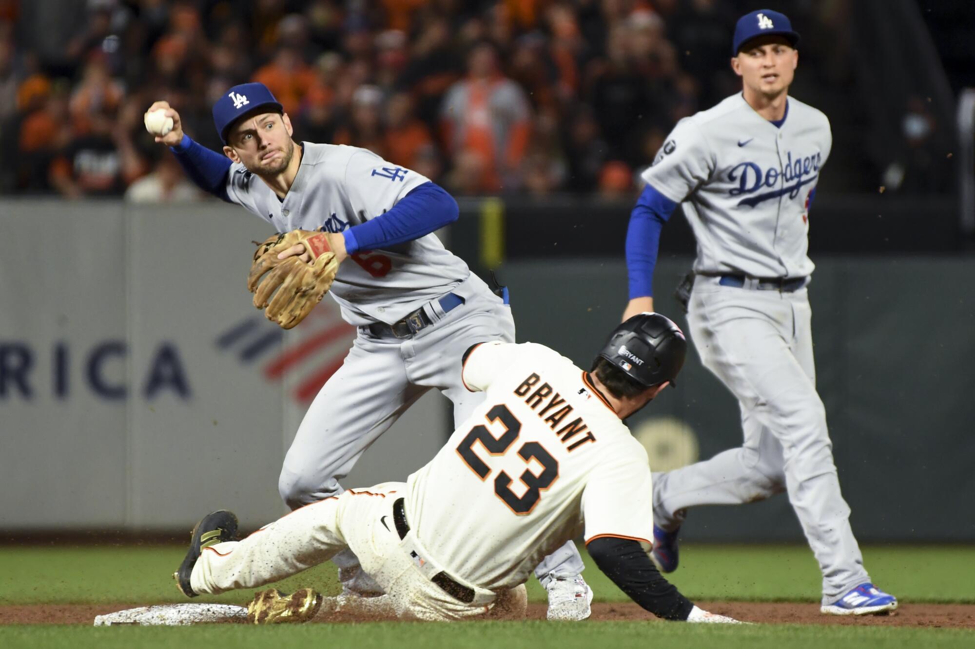  Los Angeles Dodgers' Trea Turner throws to first after forcing out San Francisco Giants' Kris Bryant 