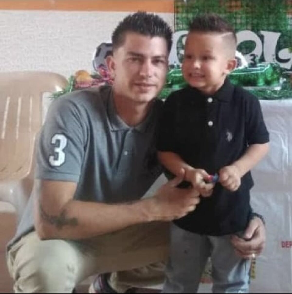 Orlando José Maldonado Pérez'in küçük oğluyla birlikte bir portresi  