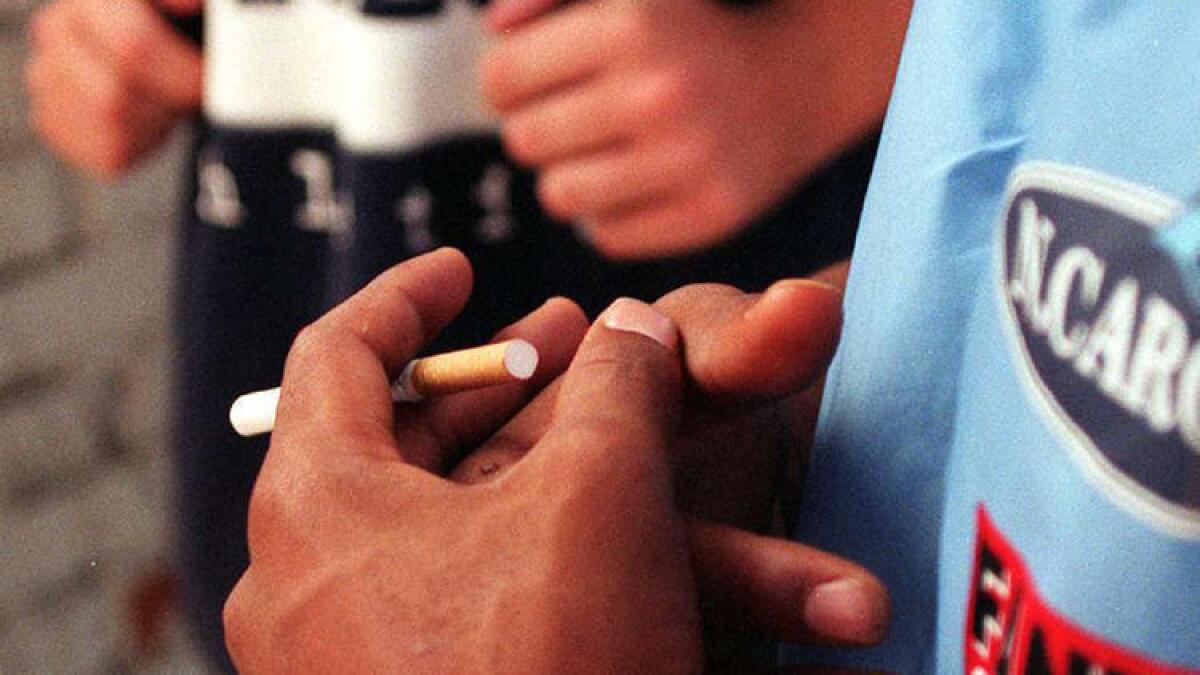 De acuerdo a un nuevo reporte de parte del CDC, hay menos adolescentes fumando cigarrillos tradicionales, pero hay más de ellos que ahora usan cigarrillos electrónicos y hookahs (pipas de agua).