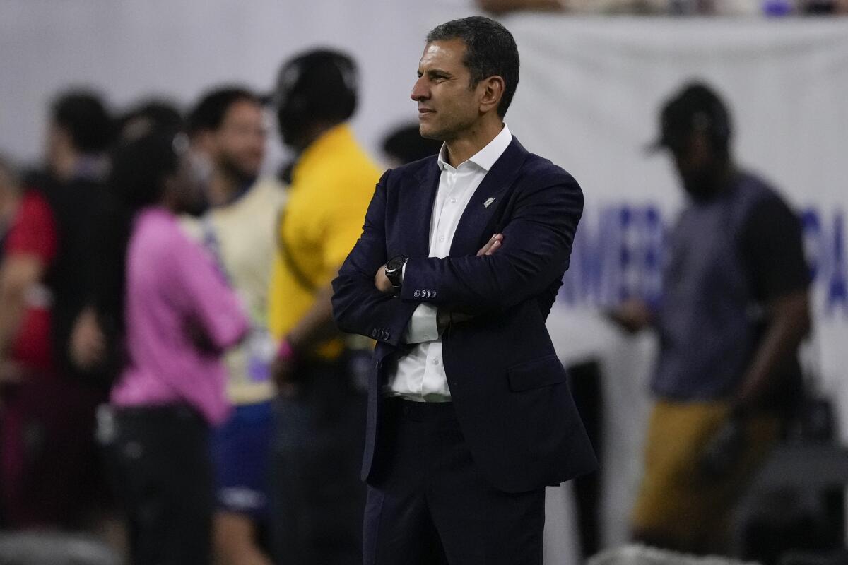 El entrenador de Mexico Jaime Lozano observa 