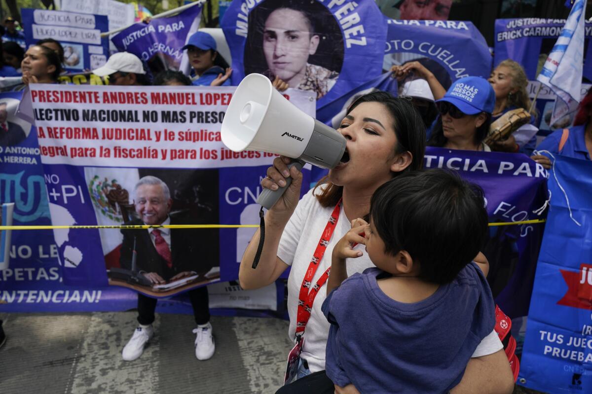 Familiares de presos se manifiestan a favor de la reforma al poder judicial 