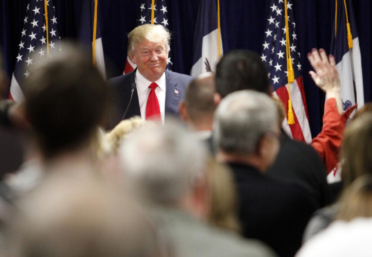 El aspirante a la candidatura presidencial republicana Donald Trump se reúne con la multitud durante un acto de campaña en un colegio comunitario en Newton, Iowa.