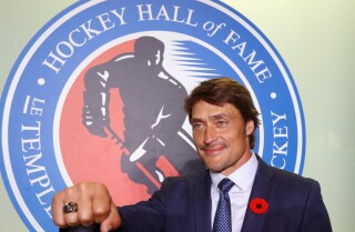 TORONTO, 10. LISTOPADU: Teemu Selänne představuje pro fotografie během mediální příležitost v Hokejové Síni Slávy a Muzeu na 10. listopadu 2017 v Torontu, Kanada. (Foto: Bruce Bennett/Getty Images)