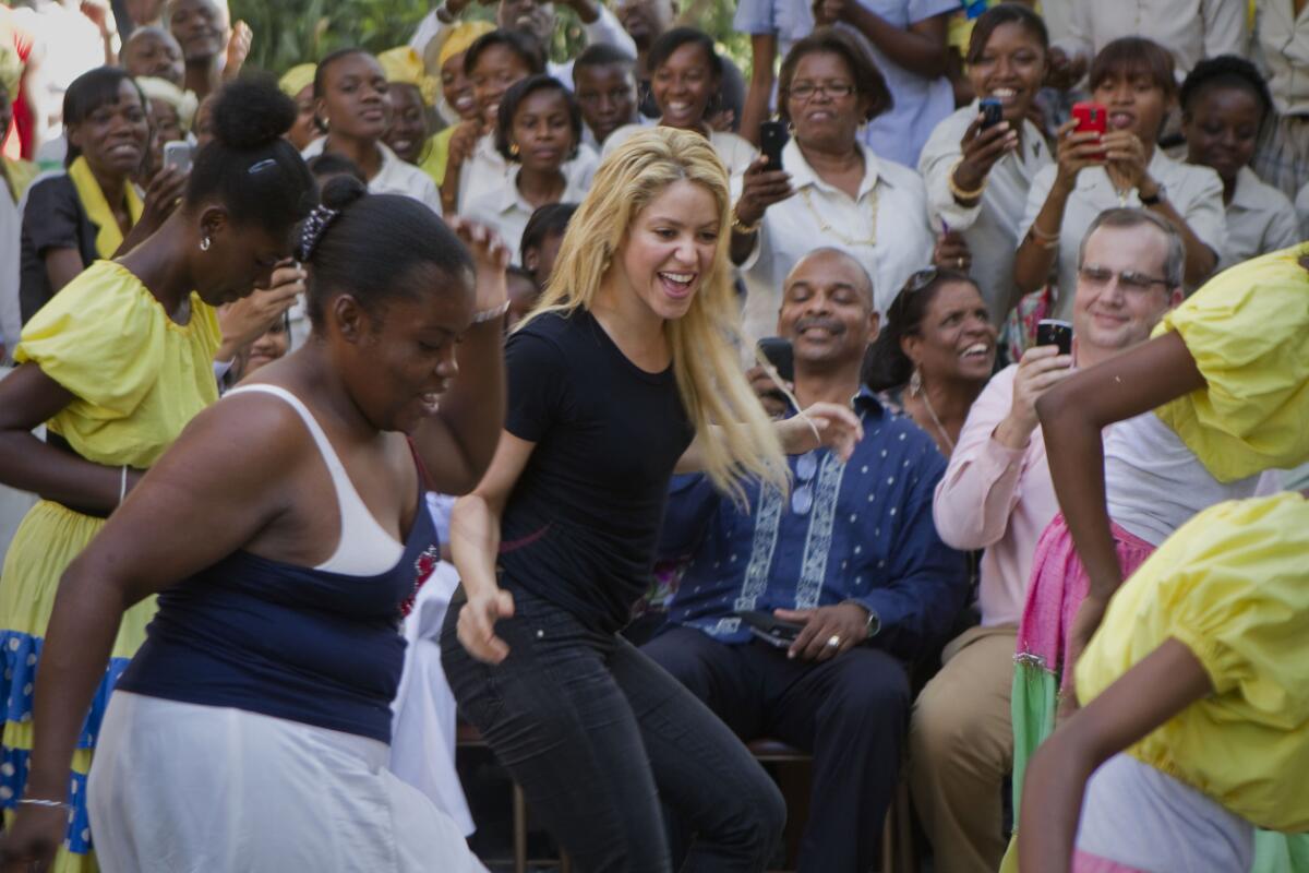 Foto Archivo. La cantante colombiana Shakira baila con estudiantes