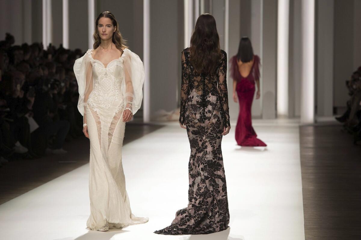 Varias modelos presentan las creaciones de alta costura de la diseñadora israelí de moda Galia Lahav para la temporada Primavera-Verano 2017 durante la Semana de Moda de París, Francia.
