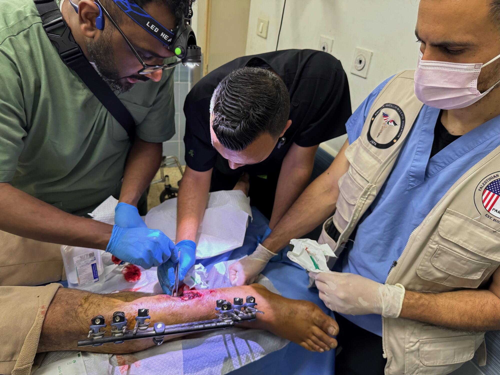 Медицинские работники оказывают помощь раненой руке пациента.