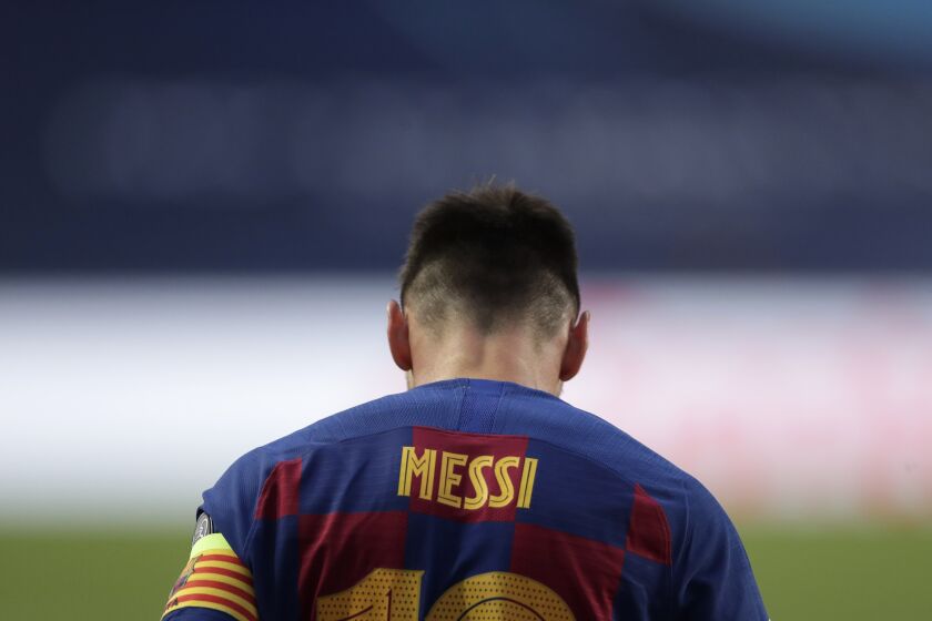 El argentino Lionel Messi, del Barcelona, se muestra cabizbajo durante el partido de los cuartos de final de la Liga de Campeones ante el Bayern Munich, en el Estadio de la Luz, en Lisboa, Portugal, el viernes 14 de agosto de 2020. (AP Foto/Manu Fernandez/Pool)