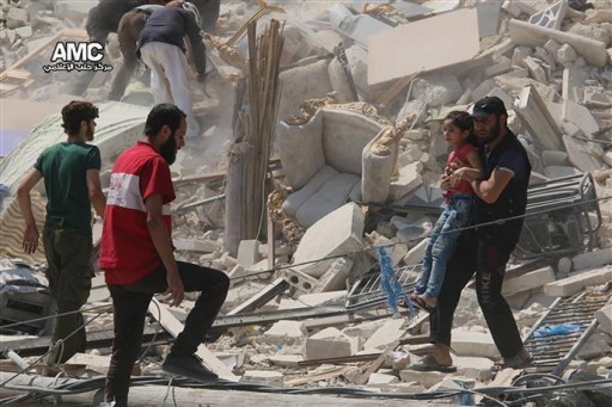 Al menos cinco empleados de una organización humanitaria médica murieron el martes por la noche en un ataque aéreo contra un centro sanitario en Siria, explicó el miércoles el grupo de gestiona las instalaciones.