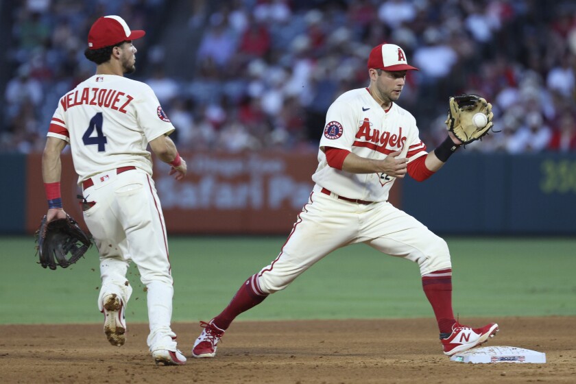 Le joueur de deuxième but des Angels David Fletcher, à droite, prend un coup de l'arrêt-court Andrew Velazquez en route pour transformer un double jeu. 