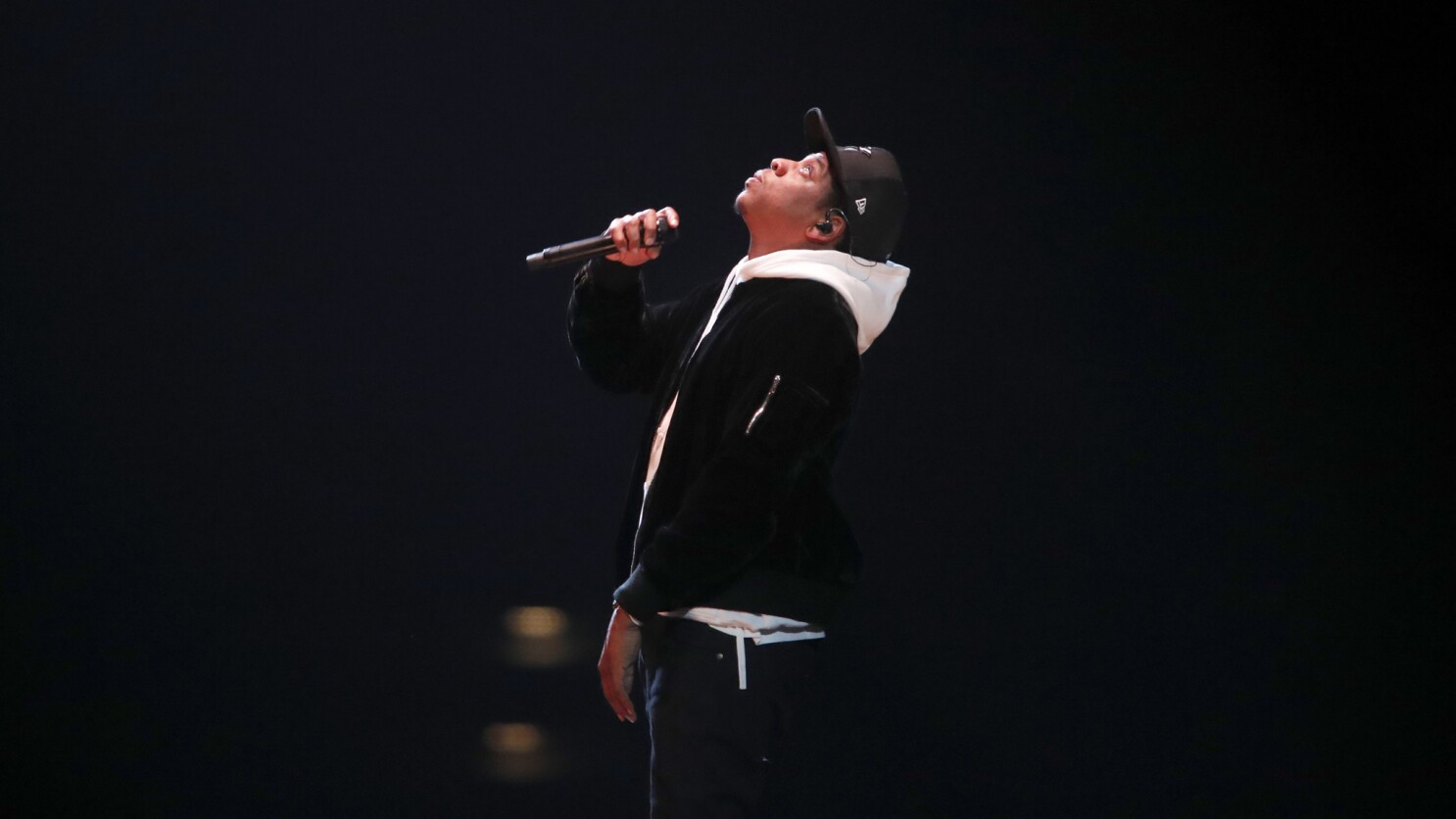 Review Jay Z Goes To War With Himself On Tour Behind 4 44 Los Angeles Times