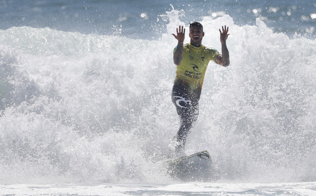 Gabriel Medina du Brésil célèbre sur une vague en route pour remporter le championnat du monde lors de la finale de la Ligue mondiale de surf.