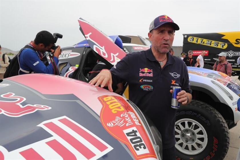 El francés Stéphane Peterhansel realiza una inspección técnica del vehículo con el que participa en el Rally Dakar 2019. EFE