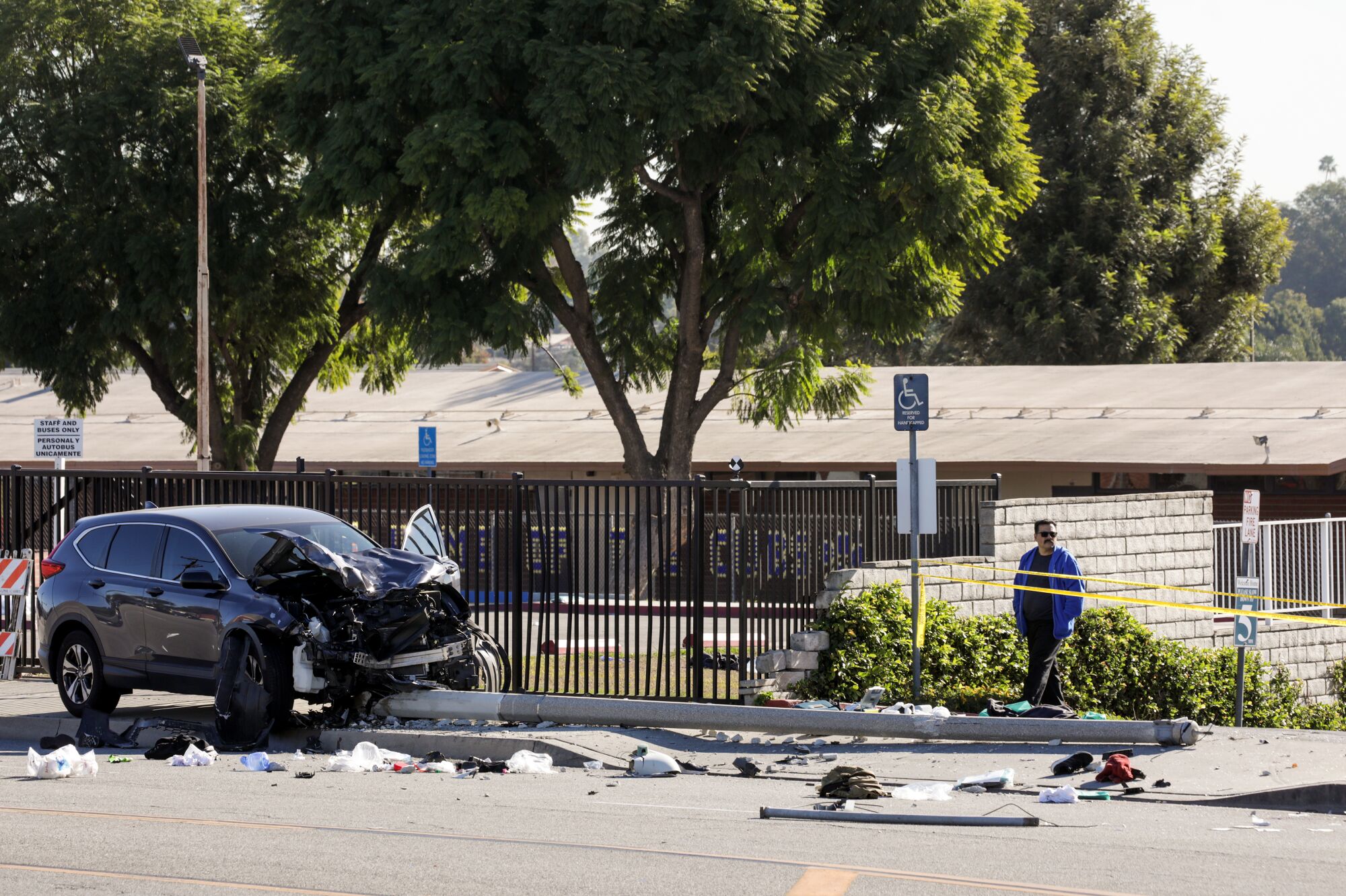Un résident inspecte la scène de l'accident, où les cadets du shérif du comté de Los Angeles ont été blessés