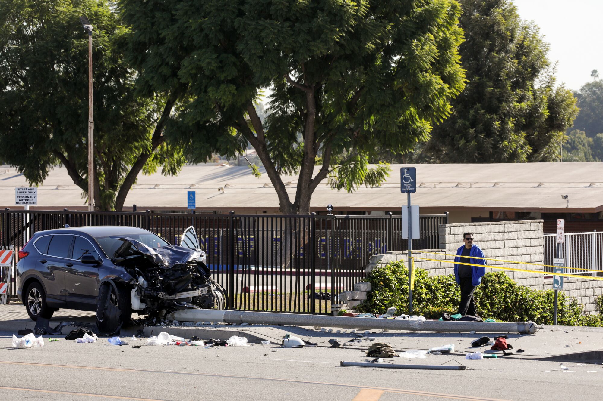 Un résident inspecte la scène de l'accident, où les cadets du shérif du comté de Los Angeles ont été blessés 