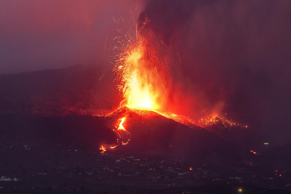 Lava de un volcán en erupción fluye en la isla de La Palma, en Islas Canarias, España.