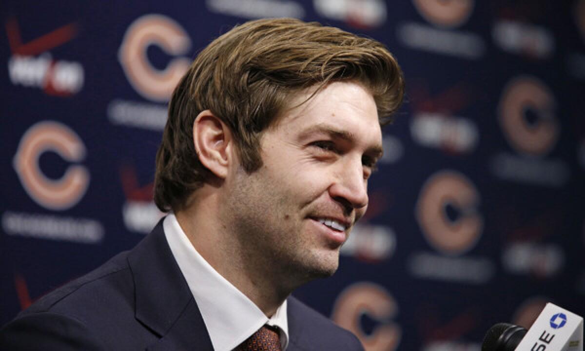 Quarterback Jay Cutler signed a seven-year contract with the Chicago Bears on Thursday.