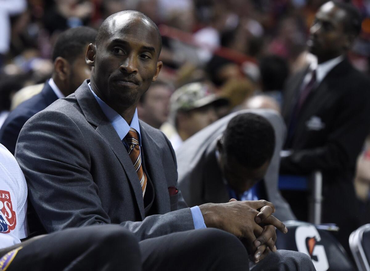 Kobe Bryant pidió jugar los 82 partidos de la temporada, pero su entrenador Byron Scott decidió sentarlo en la banca ante el Heat de Miami.