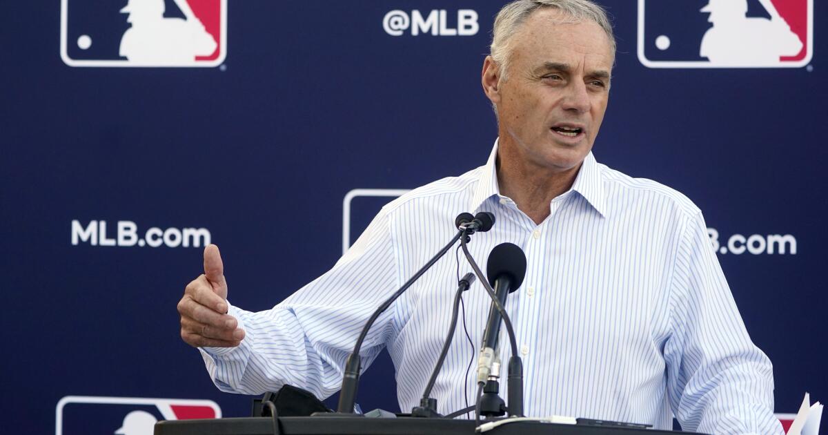 MLB owners, players again working toward deal
