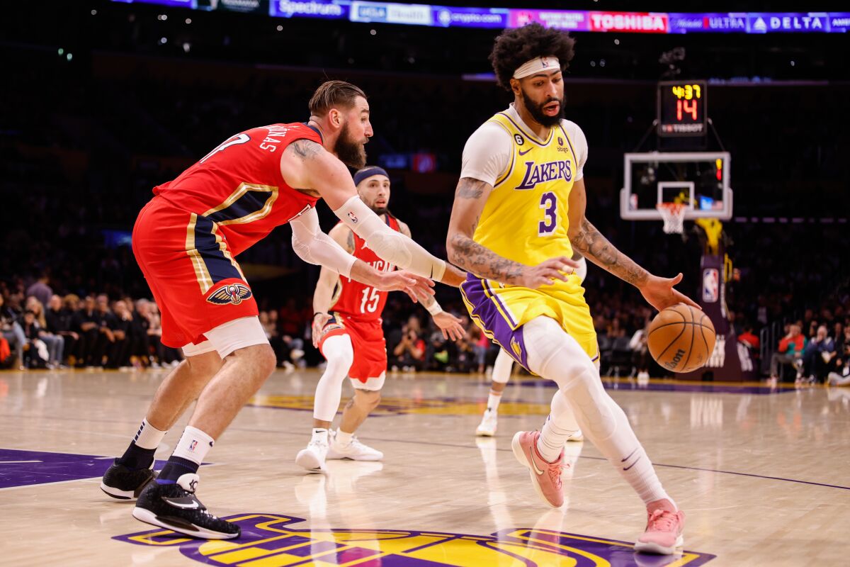 Anthony Davis drives the ball against the Pelicans.