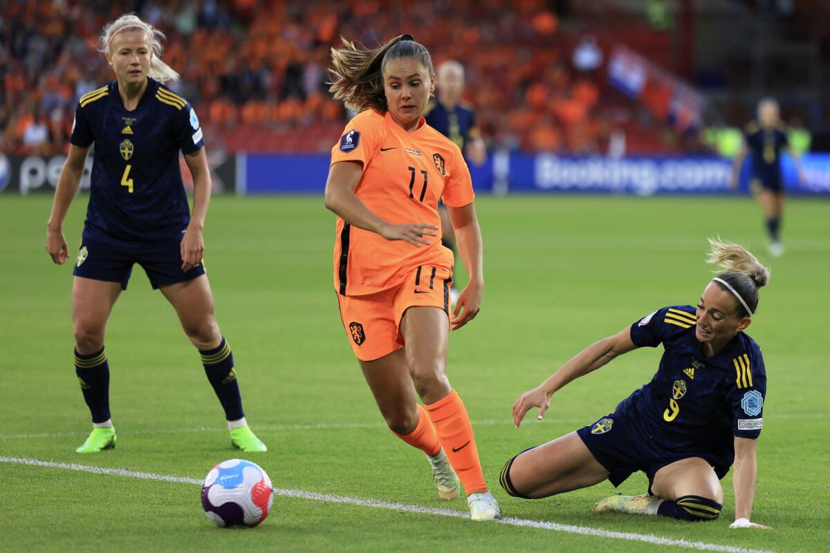 La holandesa Lieke Martens supera con el balón a la sueca Kosovare Asllani 