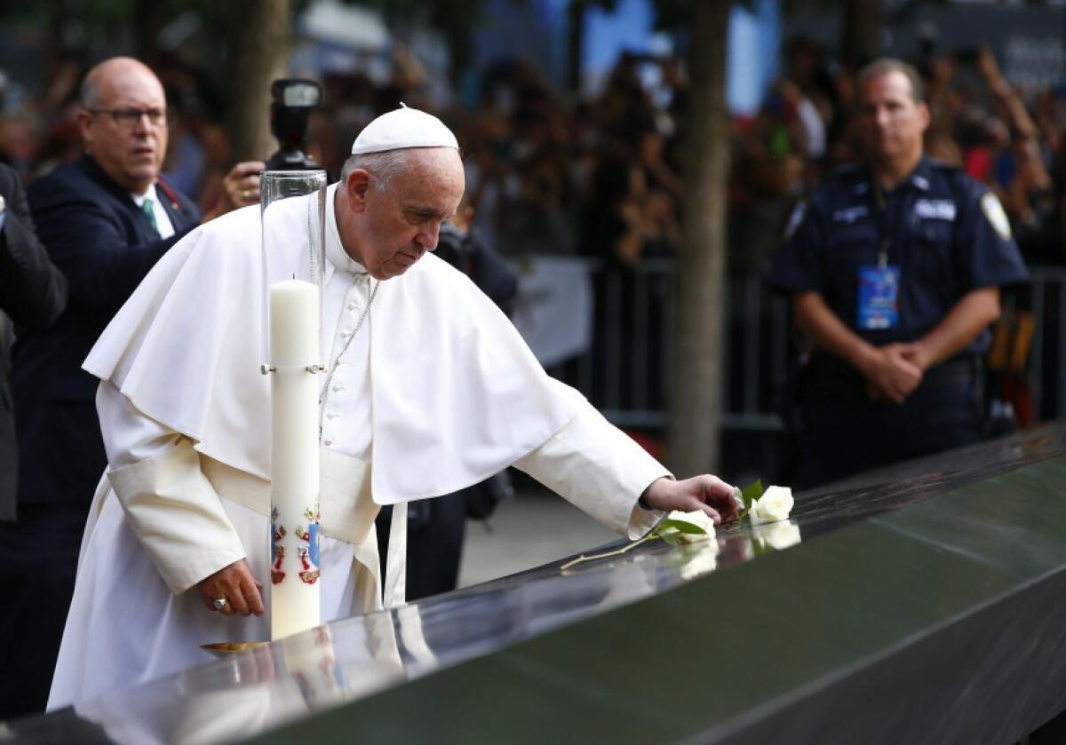 El papa Francisco reza durante su visita al memorial del 9/11 en Nueva York.EFE