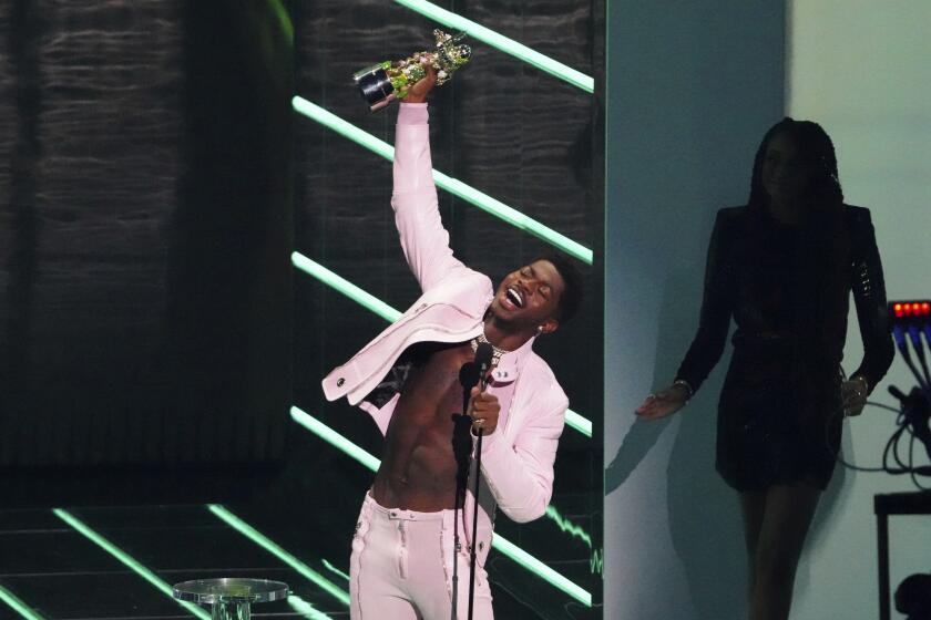 Lil Nas X recibe el premio al video del año por "Montero (Call Me By Your Name)" en la ceremonia de los Premios MTV a los Videos Musicales, el domingo 12 de septiembre de 2021 en el Barclays Center en Nueva York. (Foto por Charles Sykes/Invision/AP)
