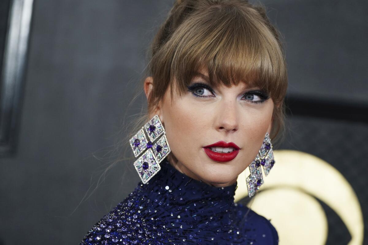 ARCHIVO - Taylor Swift llega a la 65ª entrega anual de los premios Grammy, el 5 de febrero de 2023,