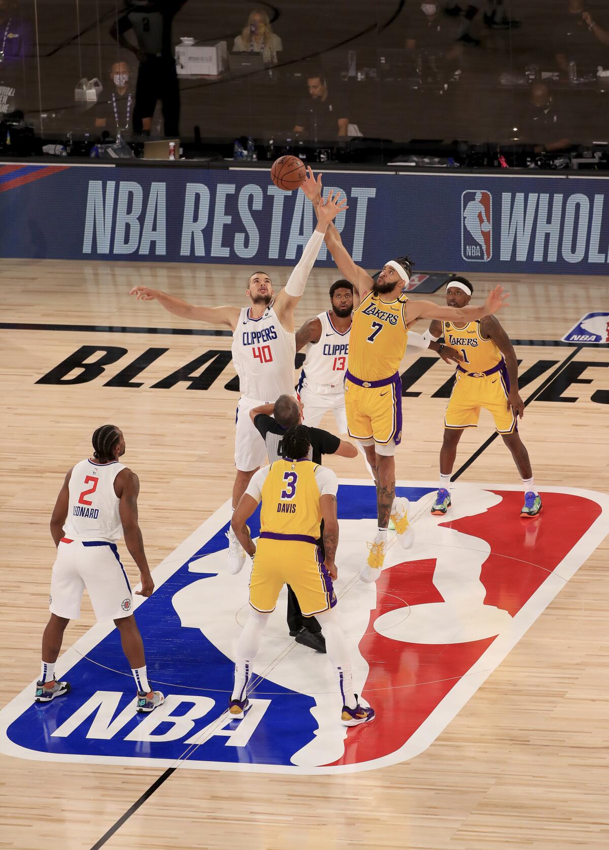 Centers Ivica Zubac (40 ) and JaVale McGee (7) go for the tip to start the game Thursday.