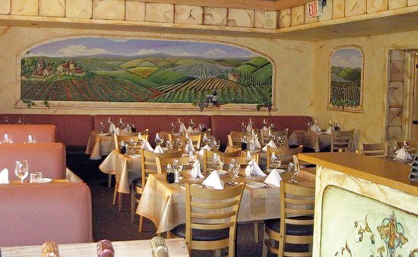 Les peintures murales ajoutent à l'ambiance de The French Gourmet.