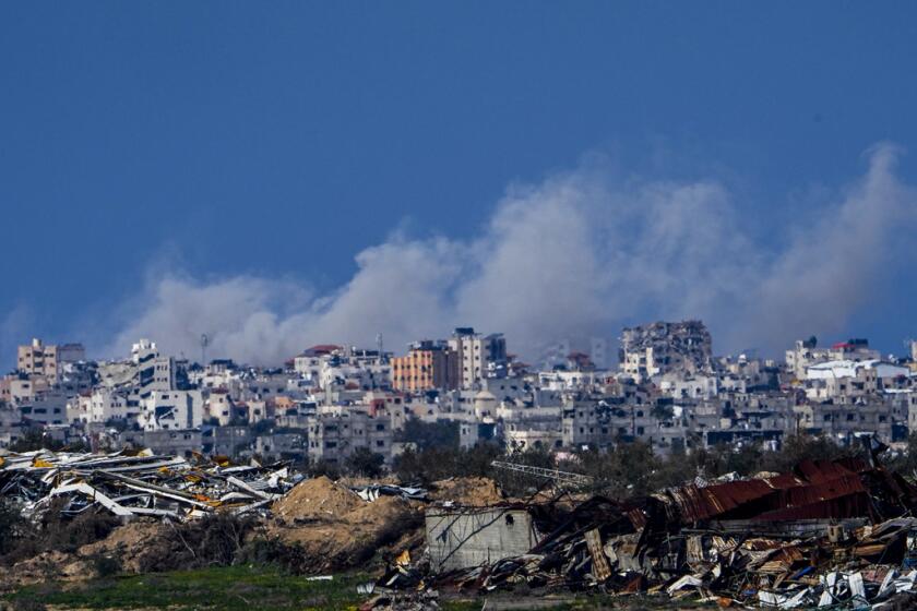 Humo emana tras un bombardeo israelí 