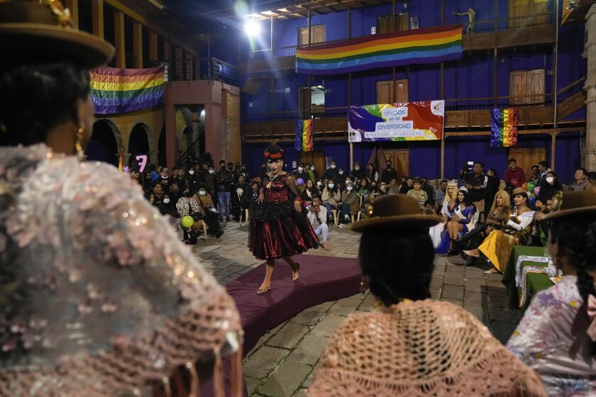 Concursantes con atuendos típicos bolivianos en el concurso “Cholita Transformista” en La Paz, Bolivia, el 28 de enero de 2023. (Foto AP /Juan Karita)