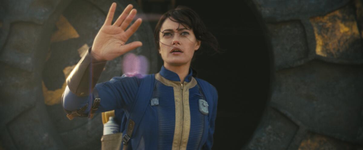En esta imagen proporcionada por Prime Video, Ella Purnell en una escena de "Fallout".
