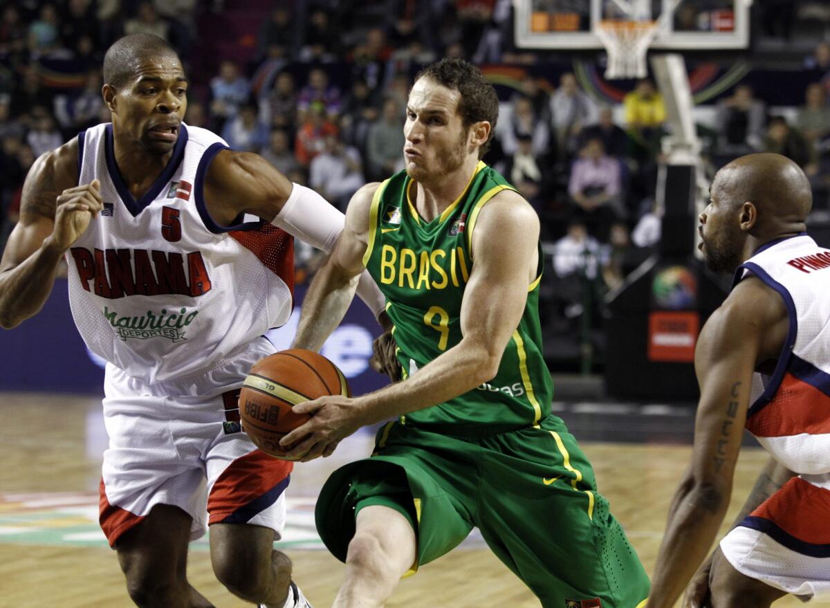 El nuevo base brasileño de los Lakers Marcelo Huertas.